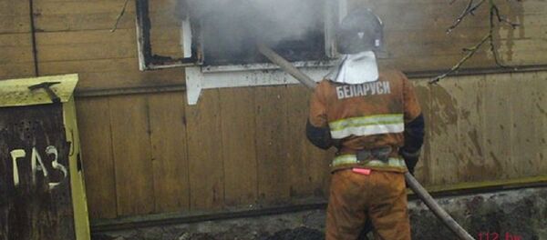 Сотрудник МЧС на тушении пожара - Sputnik Беларусь