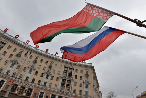 Российский и белорусский флаги на площади Победы в Минске - Sputnik Беларусь