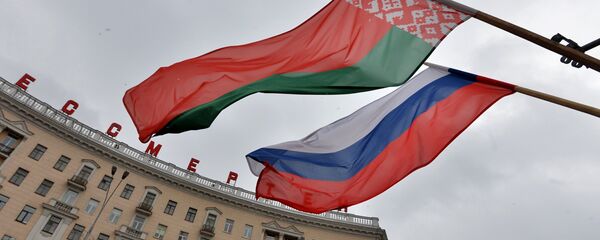 Расейскі і беларускі сцягі на плошчы Перамогі ў Мінску Расейскі і беларускі сцягі на плошчы Перамогі ў Мінску - Sputnik Беларусь