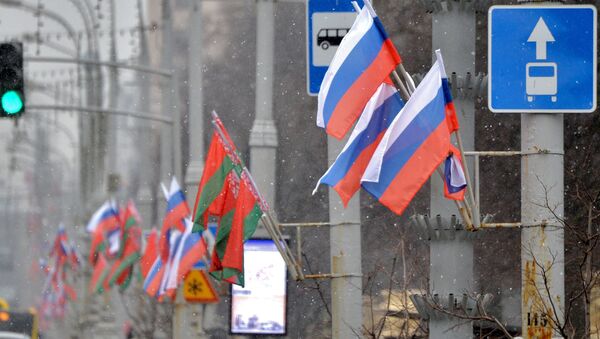 Российский и белорусский флаги на проспекте Независимости в Минске - Sputnik Беларусь