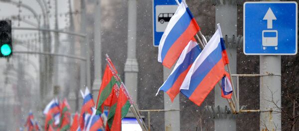 Российский и белорусский флаги на проспекте Независимости в Минске - Sputnik Беларусь