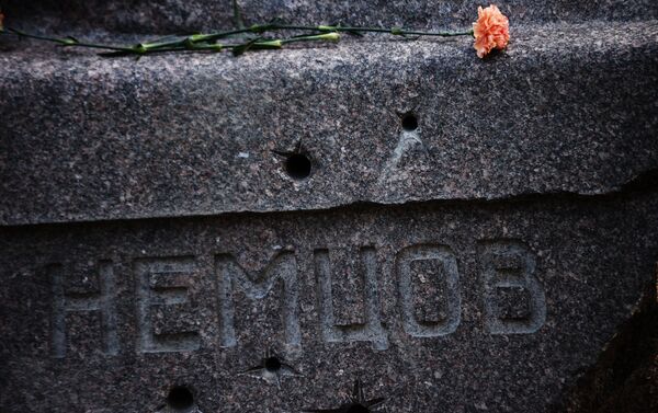 Памятник Борису Немцову открыли на Троекуровском кладбище - Sputnik Беларусь