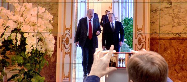Президенты Беларуси и РФ на экране в пресс-центре - Sputnik Беларусь