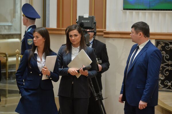 Пресс-секретарь президента Беларуси Наталья Эйсмонт (в центре) - Sputnik Беларусь