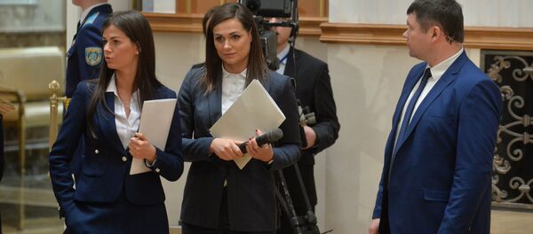 Пресс-секретарь президента Беларуси Наталья Эйсмонт (в центре) Пресс-секретарь президента Беларуси Наталья Эйсмонт (в центре) - Sputnik Беларусь