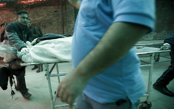 Медики транспортируют тело погибшего в результате катастрофы в Непале - Sputnik Беларусь