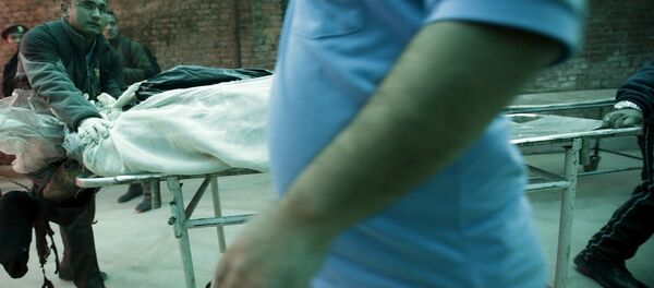 Медики транспортируют тело погибшего в результате катастрофы в Непале - Sputnik Беларусь