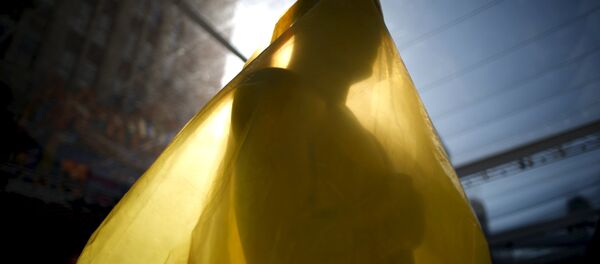 Статуя Оскара под целлофаном перед кинотеатром в Лос-Анджелесе, где пройдет церемония - Sputnik Беларусь