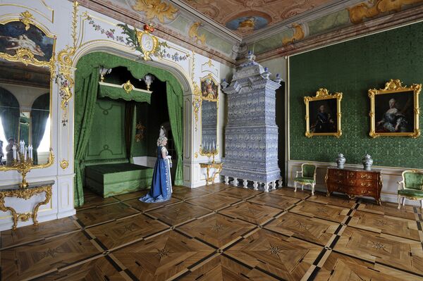 В фильме: спальня Пьера Безухова. В музее: спальня герцога Бирона В фильме: спальня Пьера Безухова. В музее: спальня герцога Бирона - Sputnik Беларусь