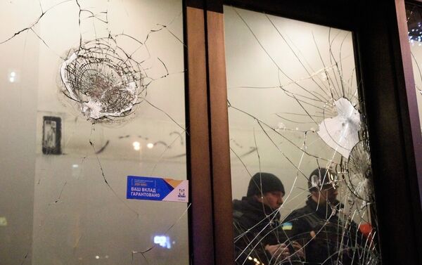 Радикалы в Киеве разгромили “Альфа-банк” и закидали камнями здание Сбербанка - Sputnik Беларусь