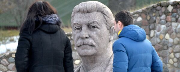 Каменный Сталин наблюдает за посетителями историко-культурного комплекса Линия Сталина. - Sputnik Беларусь