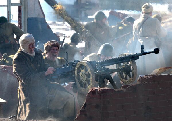 Бойцы Красной армии ведут бой с гитлеровцами во время реконструкции на Линии Сталина. - Sputnik Беларусь