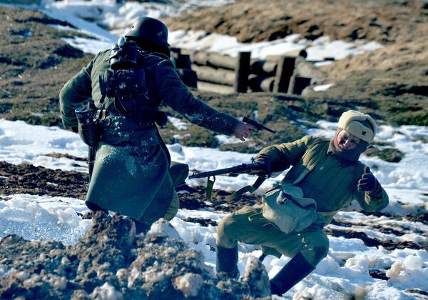 Солдаты ведут бой в инсценировке на Линии Сталина. - Sputnik Беларусь