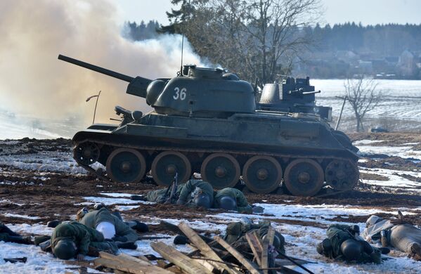 Танк Т-34 штурмует позиции советских войск на Линии Сталина. - Sputnik Беларусь