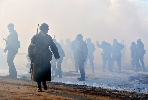 Солдаты идут в атаку на Линии Сталина при поддержке химвойск - в дыму. - Sputnik Беларусь