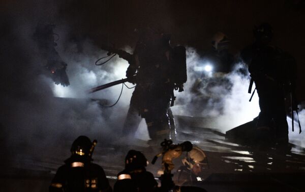 Пожарные во время тушения огня, архивное фото - Sputnik Беларусь