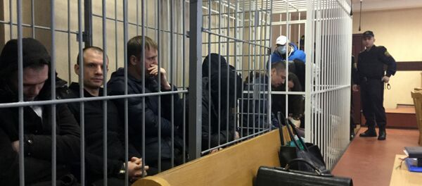 Обвиняемые по делу по наркоторговле перед началом суда - Sputnik Беларусь