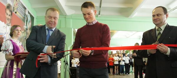 Василий Кириенко (в центре) на открытии тренажерного зала в Речицкой школе - Sputnik Беларусь