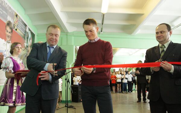Василий Кириенко (в центре) на открытии тренажерного зала в Речицкой школе - Sputnik Беларусь