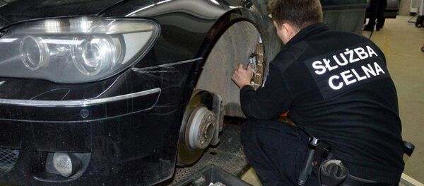 Таможенники досматривают BMW белоруса - Sputnik Беларусь