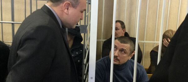 Обвиняемый Константин Денесевич беседует с адвокатом Сергеем Тележевичем - Sputnik Беларусь