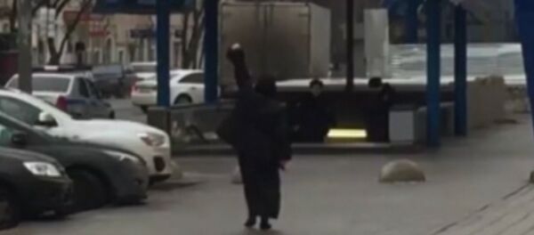 СПУТНИК_Прохожие сняли на видео подозреваемую в убийстве ребенка в Москве - Sputnik Беларусь