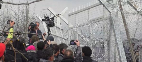 СПУТНИК_Беженцы пытались тараном проломить забор на границе Греции и Македонии - Sputnik Беларусь