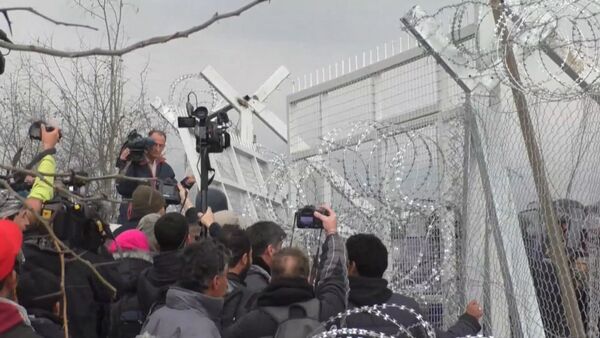 СПУТНИК_Беженцы пытались тараном проломить забор на границе Греции и Македонии - Sputnik Беларусь