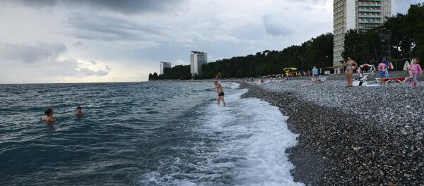 Отдыхающие на пляже города Пицунды в Абхазии. - Sputnik Беларусь