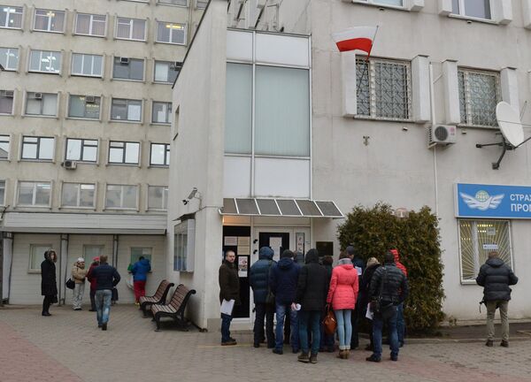 Очередь в консульство Польши в Минске небольшая Очередь в консульство Польши в Минске небольшая - Sputnik Беларусь
