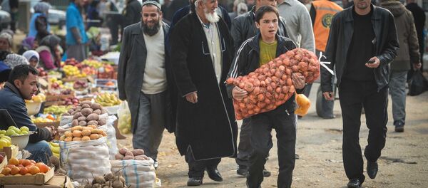 Торговля продуктами на Зеленом рынке в городе Душанбе в Таджикистане. Архивное фото - Sputnik Беларусь