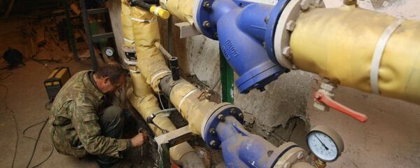 Сантехник красит трубу на тепловом узле в подвале одного из жилых домов. Архивное фото Сантехник красит трубу на тепловом узле в подвале одного из жилых домов. Архивное фото - Sputnik Беларусь