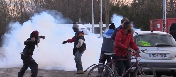 Спутник_Беженцы закидывали камнями полицию во время сноса лагеря мигрантов в Кале - Sputnik Беларусь