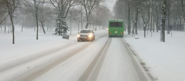 Заснеженная улица в Минске Заснеженная улица в Минске - Sputnik Беларусь