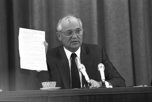 Президент СССР Михаил Горбачев 22 августа дал первую пресс-конференцию после возвращения из Фороса - Sputnik Беларусь