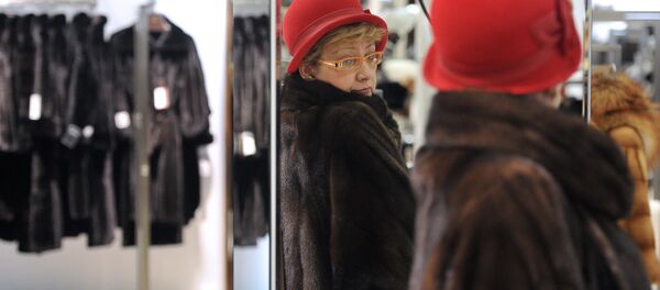 Покупательница во время примерки шубы в магазине - Sputnik Беларусь