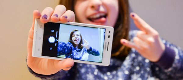 Девушка, делающая селфи - Sputnik Беларусь