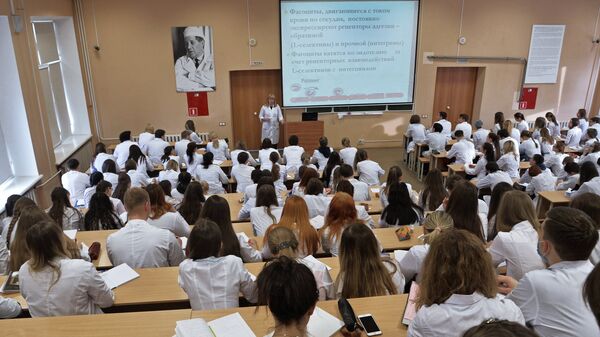 Студенты на занятии в государственном медицинском университете - Sputnik Беларусь
