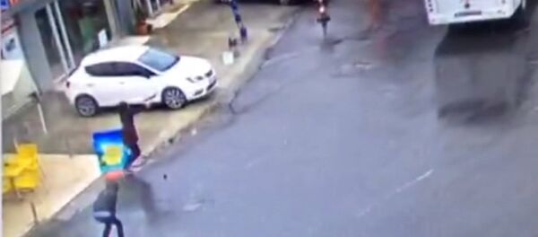 СПУТНИК_Момент нападения двух террористок на полицейский автобус в Стамбуле - Sputnik Беларусь