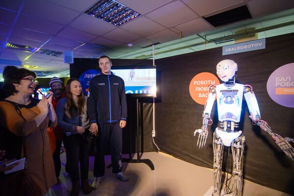 Робот Теспиан - самый общительный и дружелюбный. - Sputnik Беларусь