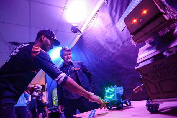 Игрок команды Энтони Хиллиард безуспешно пытается выиграть у робота  - Sputnik Беларусь