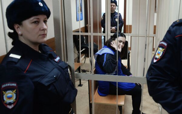 Няня Гюльчехра Бобокулова (в центре), обвиняемая в убийстве 4-летней девочки Насти Максимовой - Sputnik Беларусь