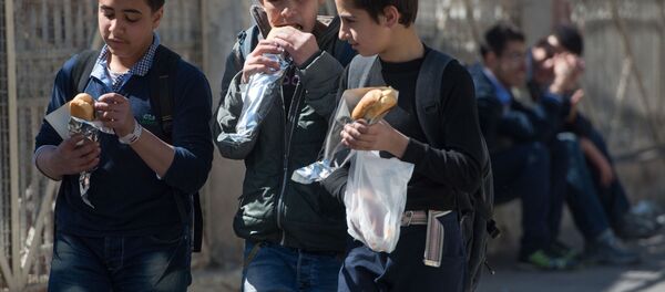 Подростки на одной из улиц Дамаска - Sputnik Беларусь