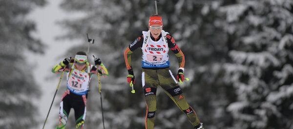 Слева направо: Надежда Скардино (Беларусь) и Франциска Пройс (Германия) на дистанции смешанной эстафеты - Sputnik Беларусь