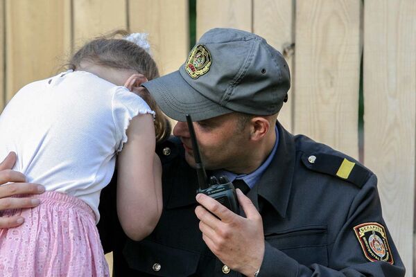 Минский милиционер утешает потерявшуюся девочку - Sputnik Беларусь