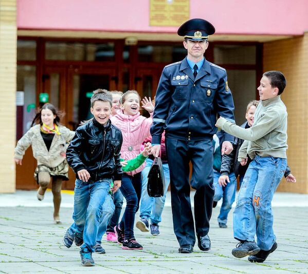 Инспектор ИДН и дети возле школы - Sputnik Беларусь