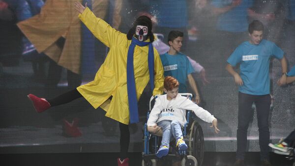 Молодой человек в инвалидном кресле на модном показе в Минске - Sputnik Беларусь