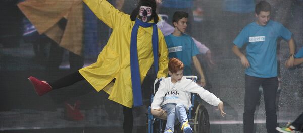 Молодой человек в инвалидном кресле на модном показе в Минске Молодой человек в инвалидном кресле на модном показе в Минске - Sputnik Беларусь