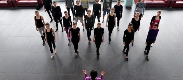 Занятия по дефиле в театре моды Красавiк. - Sputnik Беларусь