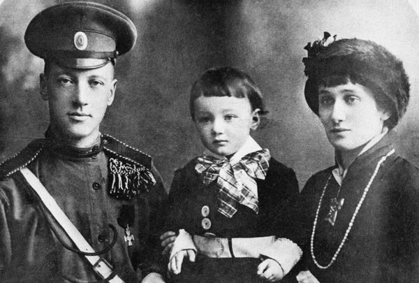 Поэты Гумилев и Ахматова с сыном Львом Поэты Гумилев и Ахматова с сыном Львом - Sputnik Беларусь